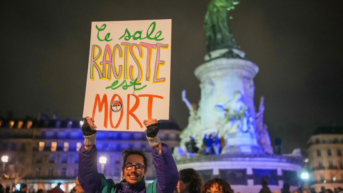 Insultano morti e commemorazioni. Ma loro possono farlo: sono i Buoni