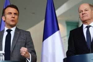 Auguri a denti stretti dall’Europa. Crisi a Berlino: cacciato ministro