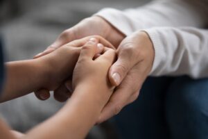 Vittoria per Stella: resta con la madre e non andrà più in una casa famiglia