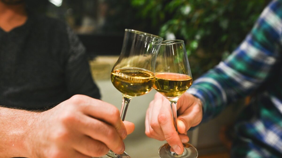 Da sfizio di fine pasto a trattamento di benessere. Le tante vite della grappa