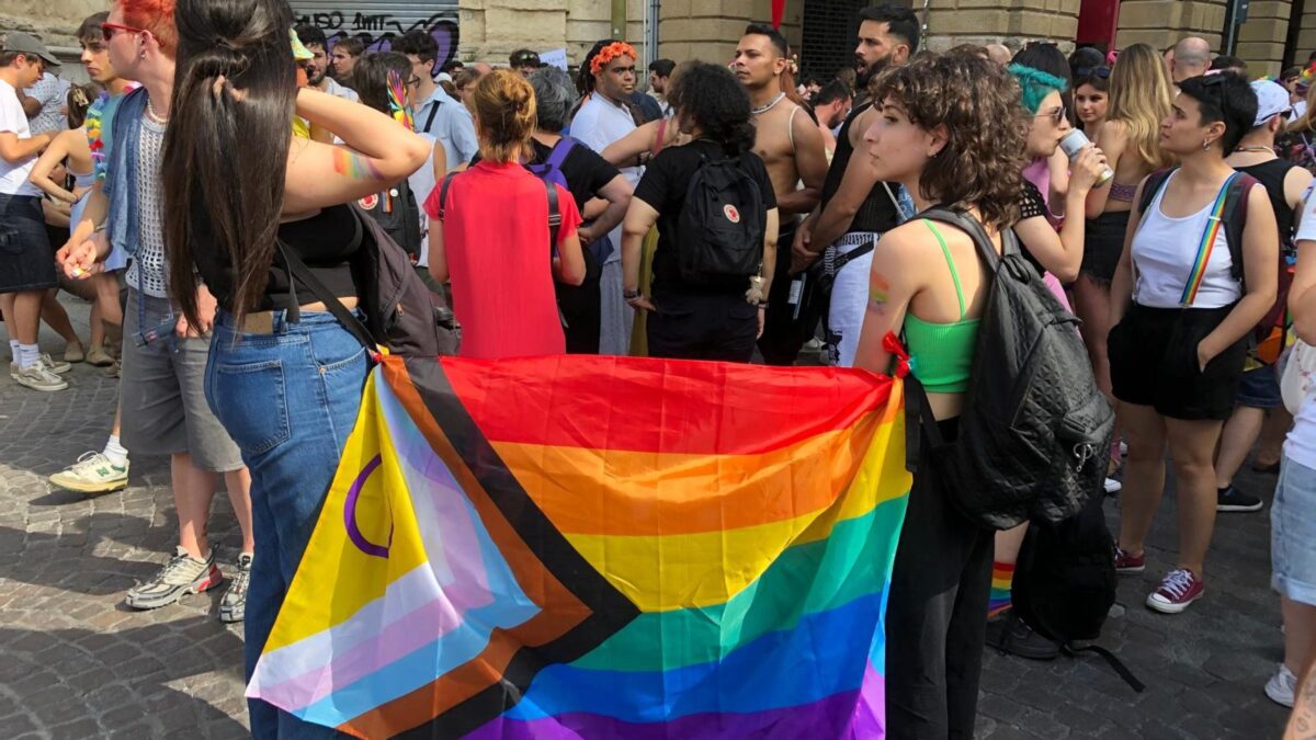 Il bollo arcobaleno dell’Emilia-Romagna serve a ghettizzare ancora di più i gay
