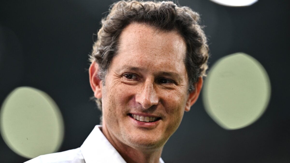 Fatto fuori il capro espiatorio Elkann prende il timone: dietrofront sull’auto verde