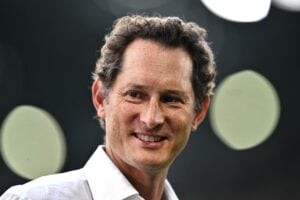 Fatto fuori il capro espiatorio Elkann prende il timone: dietrofront sull’auto verde