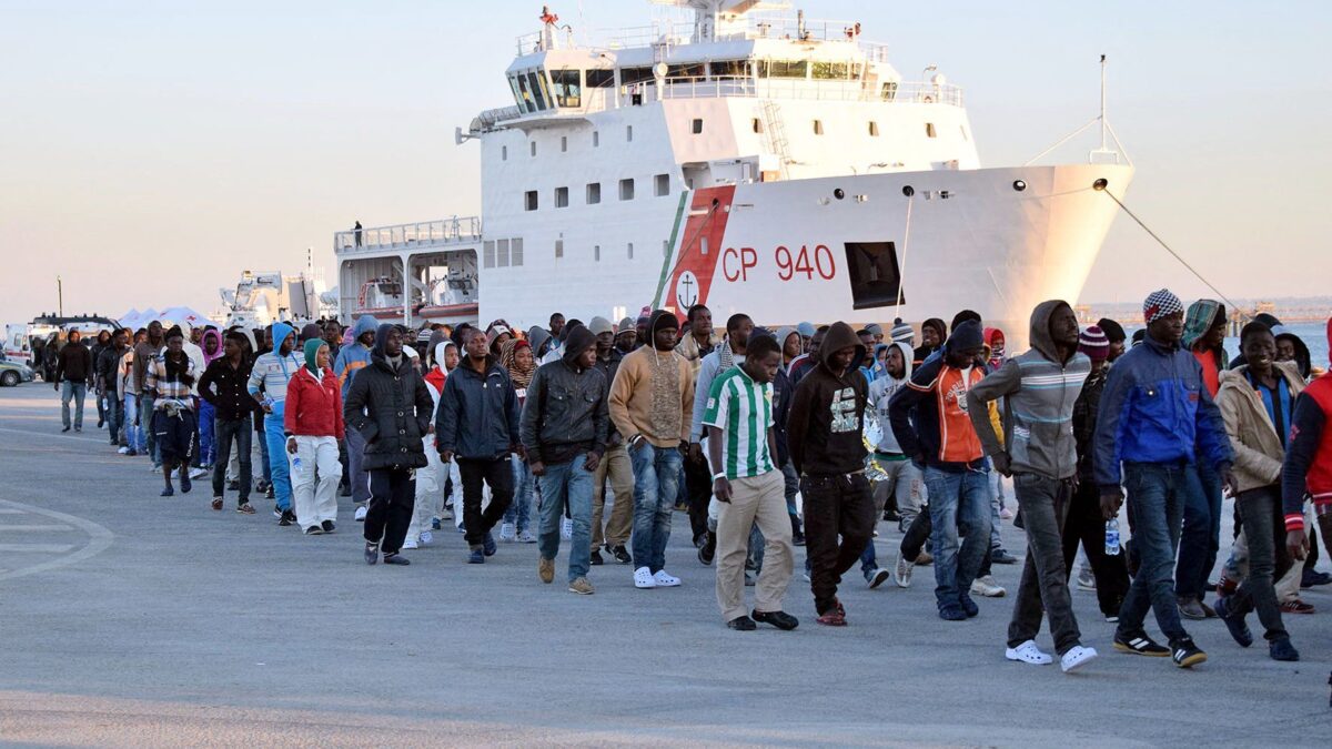La sinistra delle emergenze finte nega la più grave: l’immigrazione