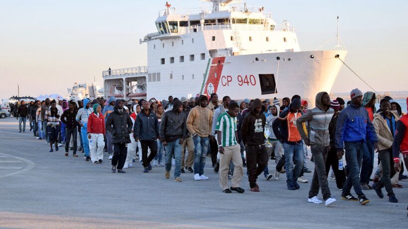 La sinistra delle emergenze finte nega la più grave: l’immigrazione