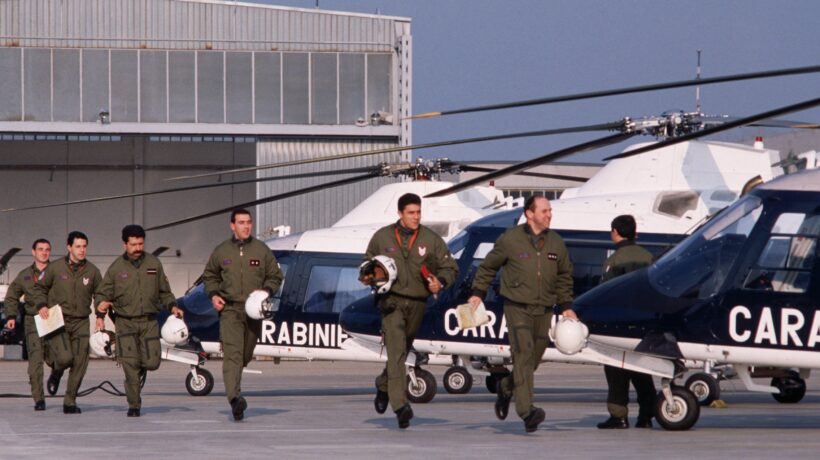 Pratica di Mare, piloti del Reparto Aeromobili Carabinieri nel 1989 (Getty Images)