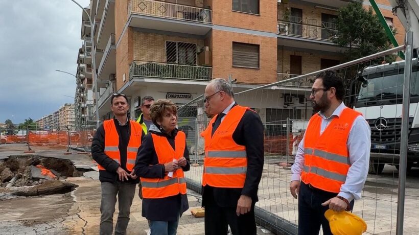 Via Sestio Menas, Gualtieri ai lavori di riempimento della voragine (Imagoeconomica)