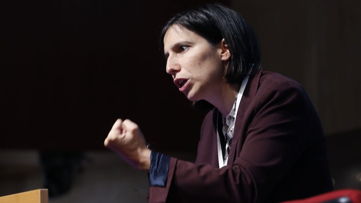 Censure e sfregi alle donne: Schlein sobilla le università
