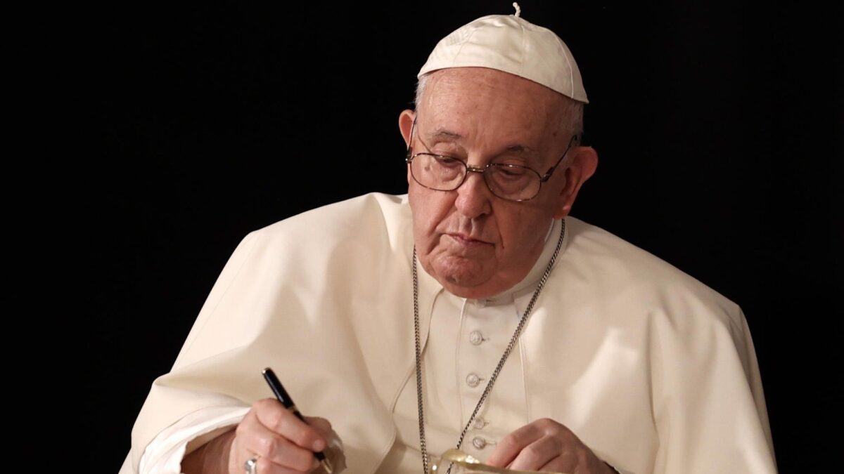 Dai testi di Bergoglio sparisce Gesù. Ma intanto lui firma libri con Damilano
