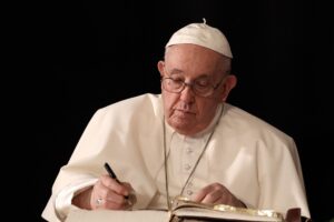 Dai testi di Bergoglio sparisce Gesù. Ma intanto lui firma libri con Damilano
