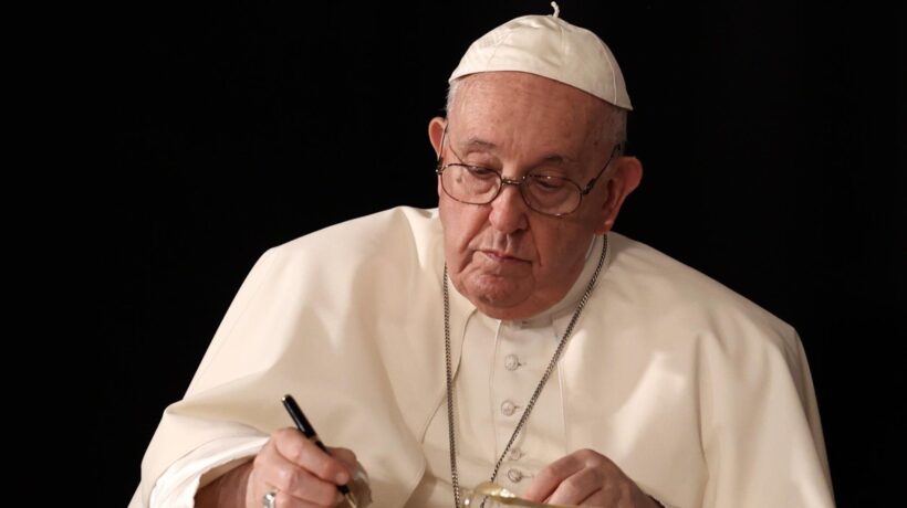 Dai testi di Bergoglio sparisce Gesù. Ma intanto lui firma libri con Damilano