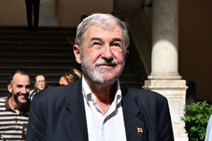 Il centrodestra invia il sindaco di Genova a rompere l’assedio del campo largo