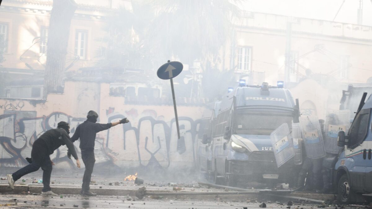 I pro Pal scatenano l’inferno a Roma. Bombe, sassi e pali: feriti 30 agenti