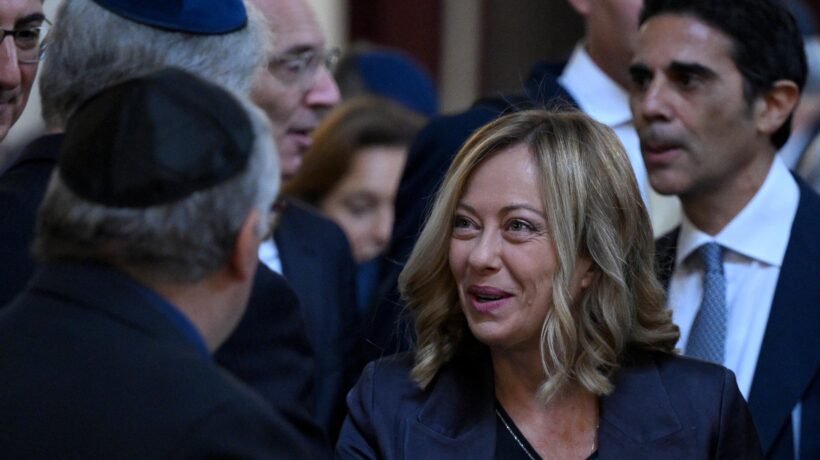 Meloni in visita alla sinagoga: «Israele si difenda, il diritto umanitario però va tutelato»