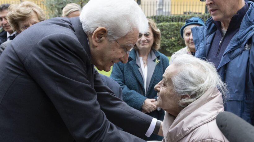 Sergio Mattarella e Graziella Ghisalberti (sopravvissuta al bombardamento) durante la visita del presidente della repubblica al monumento dei Piccoli Martiri di Gorla il 14 ottobre 2024 (Ansa)