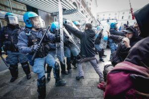 A Torino facinorosi contro gli agenti