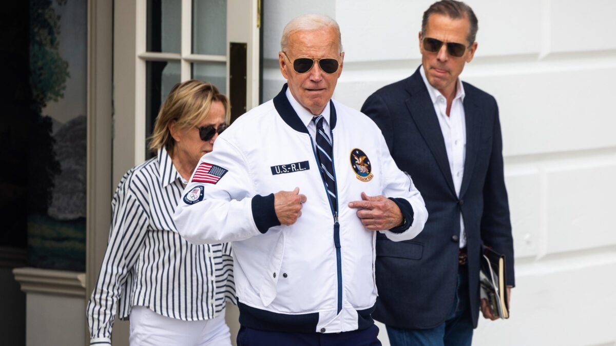 Ultima figuraccia di Biden: si rimangia la parola e concede la grazia al figlio