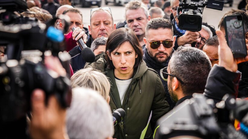 Schlein sfila a Pomigliano per accusare il governo dei disastri che Stellantis ha fatto grazie ai dem