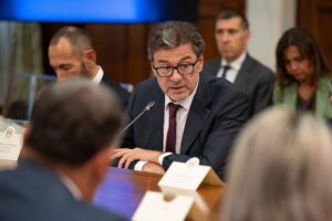 Giorgetti presenta il piano di bilancio. Cambiano le tasse, fondi alla sanità