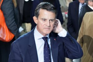 Manuel Valls: «Il regime iranianoora può cadere: aiutiamo l’opposizione»