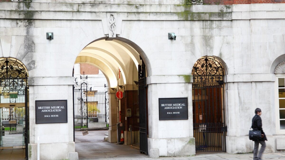 Baby trans, faida nel sindacato dei medici Uk