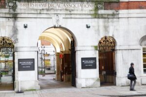 Baby trans, faida nel sindacato dei medici Uk