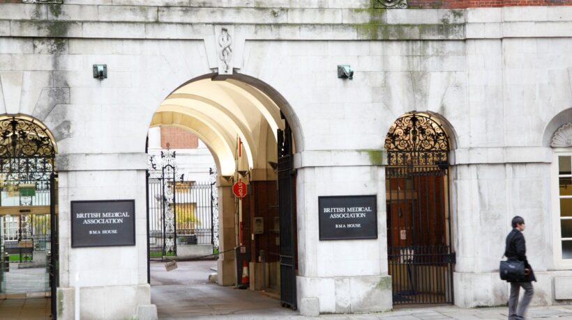 Baby trans, faida nel sindacato dei medici Uk