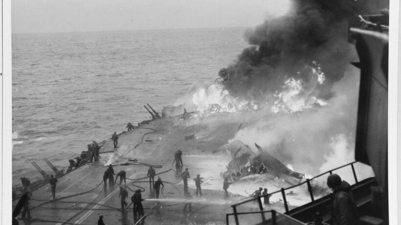 La portaerei Uss Saratoga in fiamme dopo un attacco kamikaze al largo di Iwo Jima (Us Navy Archives)