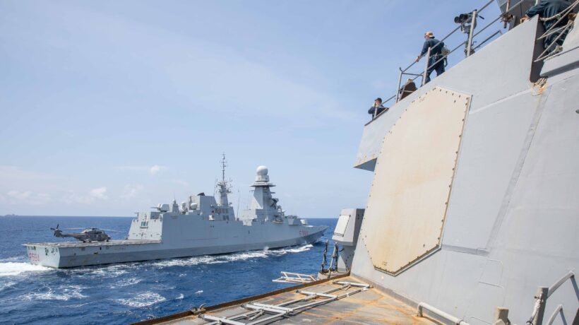 La fregata «Alpino» con un elicottero NH-90 sul ponte durante un'esercitazione (US Navy)