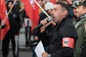 Neonazi diventa donna e inchioda i woke: finirà nel carcere femminile