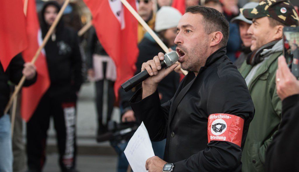 Neonazi diventa donna e inchioda i woke: finirà nel carcere femminile