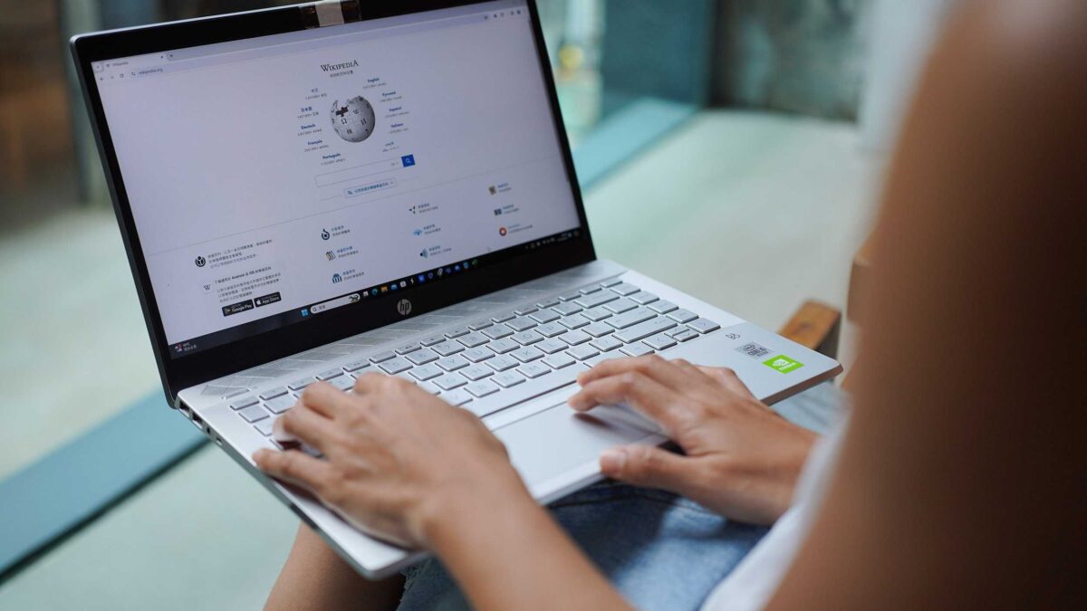 Wikipedia sotto attacco: la nuova frontiera della guerra cognitiva