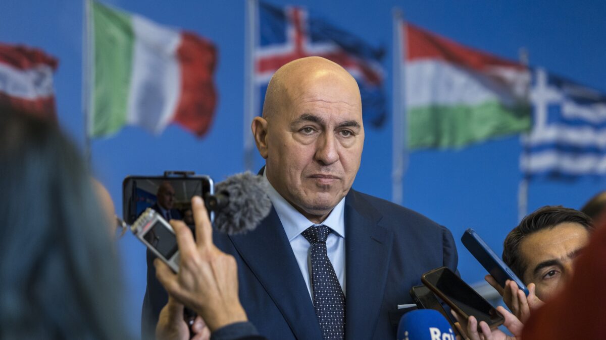 Truppe Ue in Ucraina per garantire la pace Crosetto si tuffa. Tajani: «È prematuro»