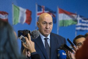 Truppe Ue in Ucraina per garantire la pace Crosetto si tuffa. Tajani: «È prematuro»