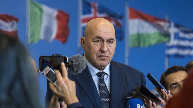 Truppe Ue in Ucraina per garantire la pace Crosetto si tuffa. Tajani: «È prematuro»
