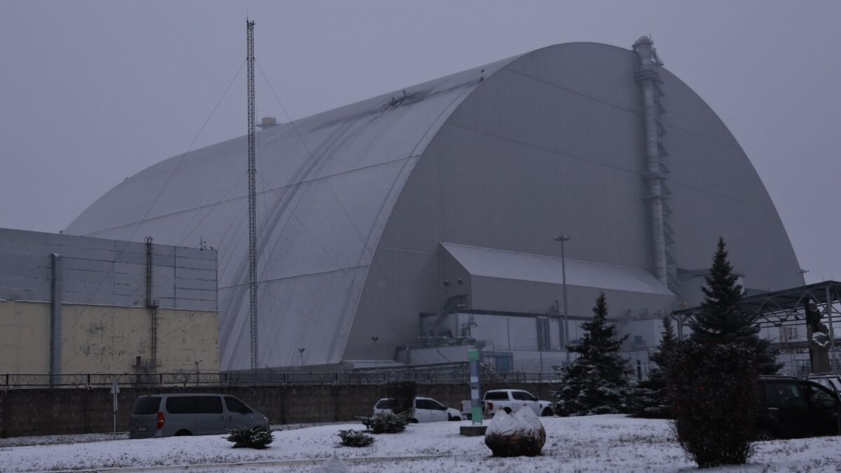 Un drone colpisce la copertura del reattore 4 di Chernobyl