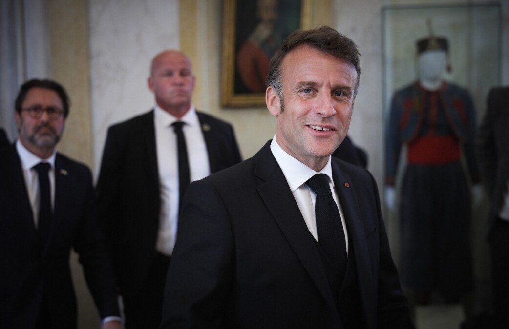 Macron vuol decidere pure il Papa