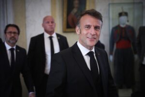 Macron vuol decidere pure il Papa