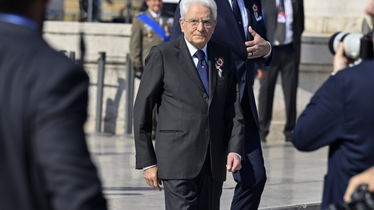 Il Cremlino insiste: Mattarella russofobo. La replica: «Mosca ha cancellato la pace»