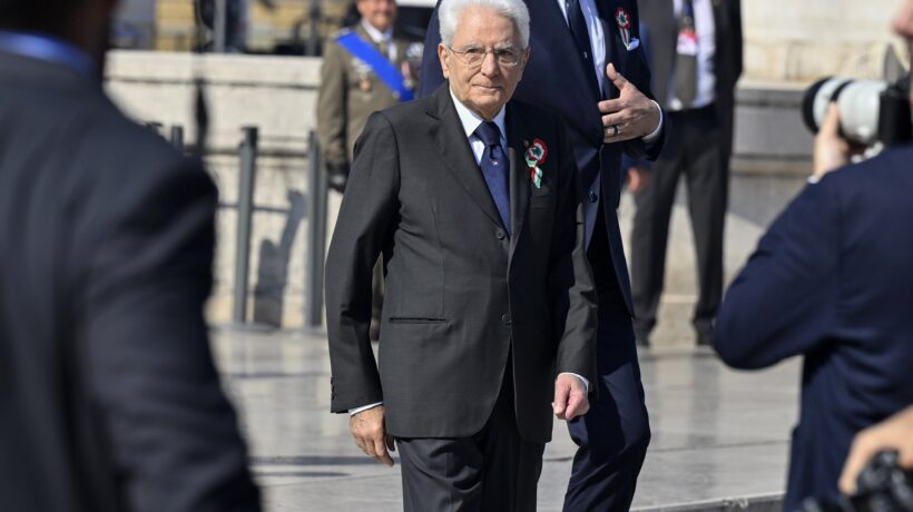 Il Cremlino insiste: Mattarella russofobo. La replica: «Mosca ha cancellato la pace»