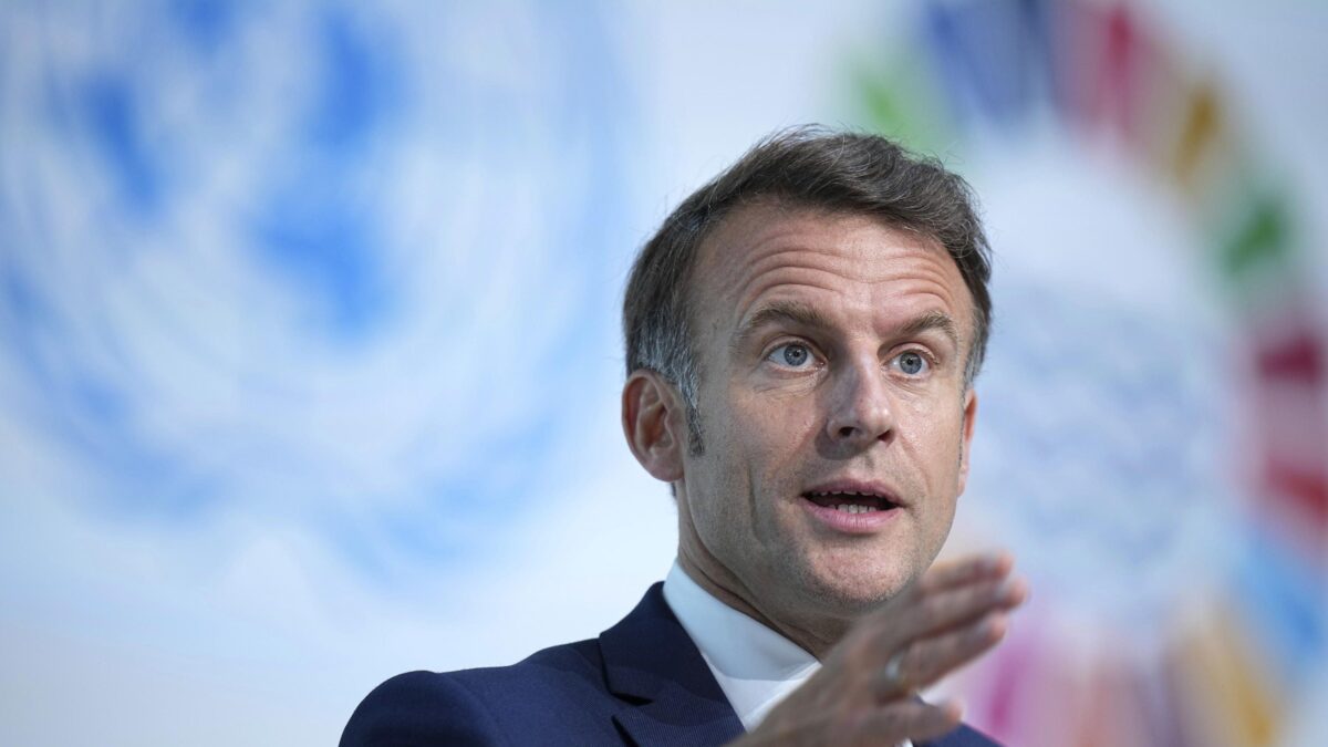 Pur di spegnere il social di Elon Macron lo equipara a un sito porno