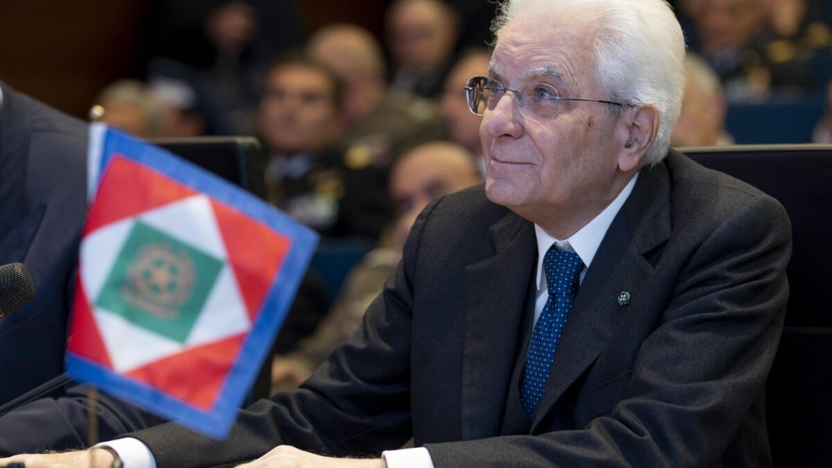 Mattarella stiracchia la Costituzione. Il diritto d’asilo non è «porte aperte»