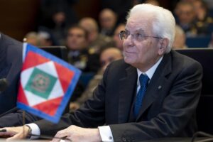 Mattarella stiracchia la Costituzione. Il diritto d’asilo non è «porte aperte»