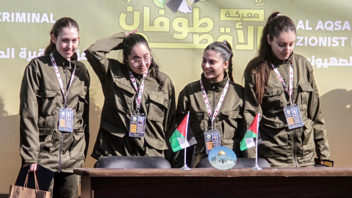 Hamas rilascia quattro soldatesse con un nuovo show dell’orrore
