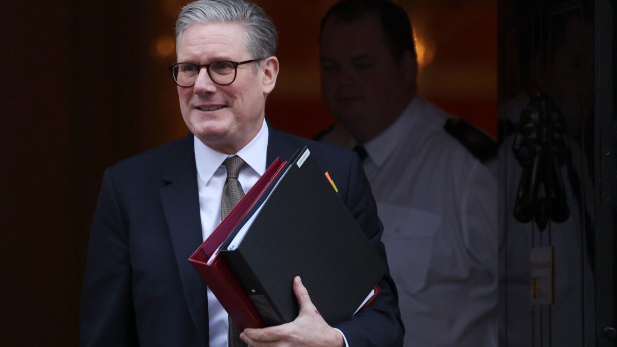 Starmer come Trump. La sinistra «deporta» clandestini