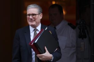 Starmer come Trump. La sinistra «deporta» clandestini