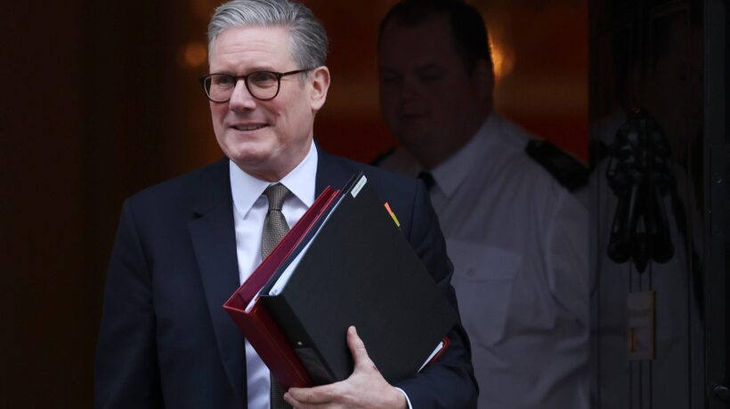 Starmer come Trump. La sinistra «deporta» clandestini