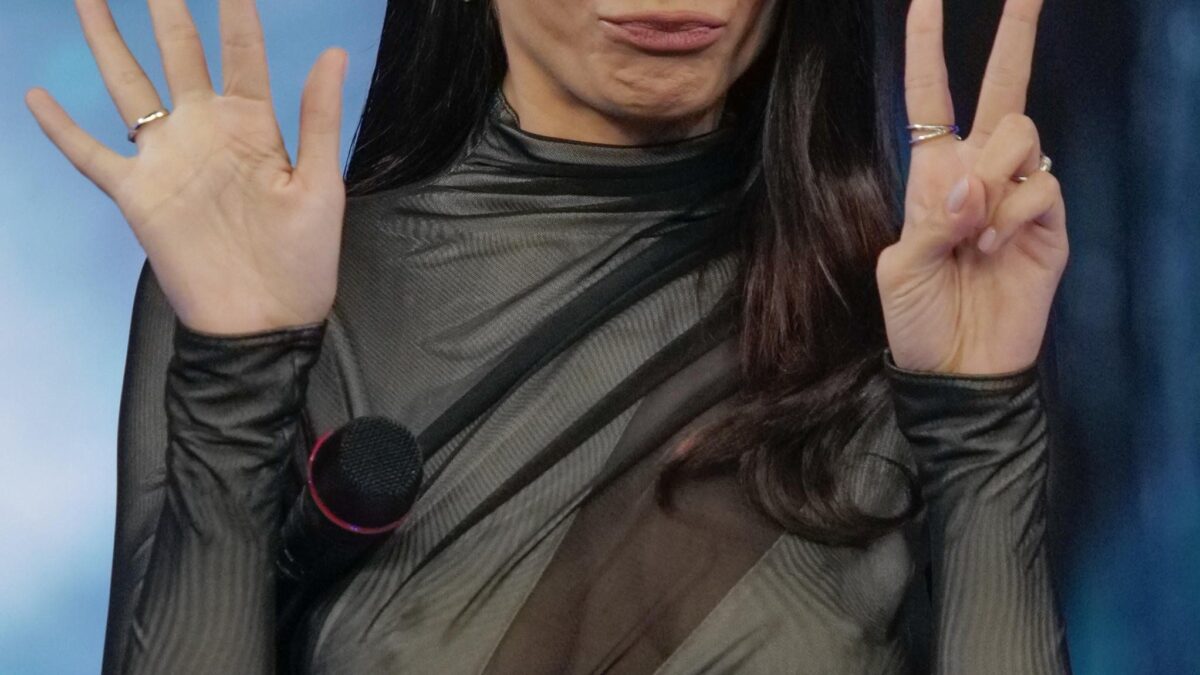Elodie attacca la Meloni a Sanremo e i giornalisti applaudono