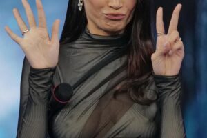 Elodie attacca la Meloni a Sanremo e i giornalisti applaudono