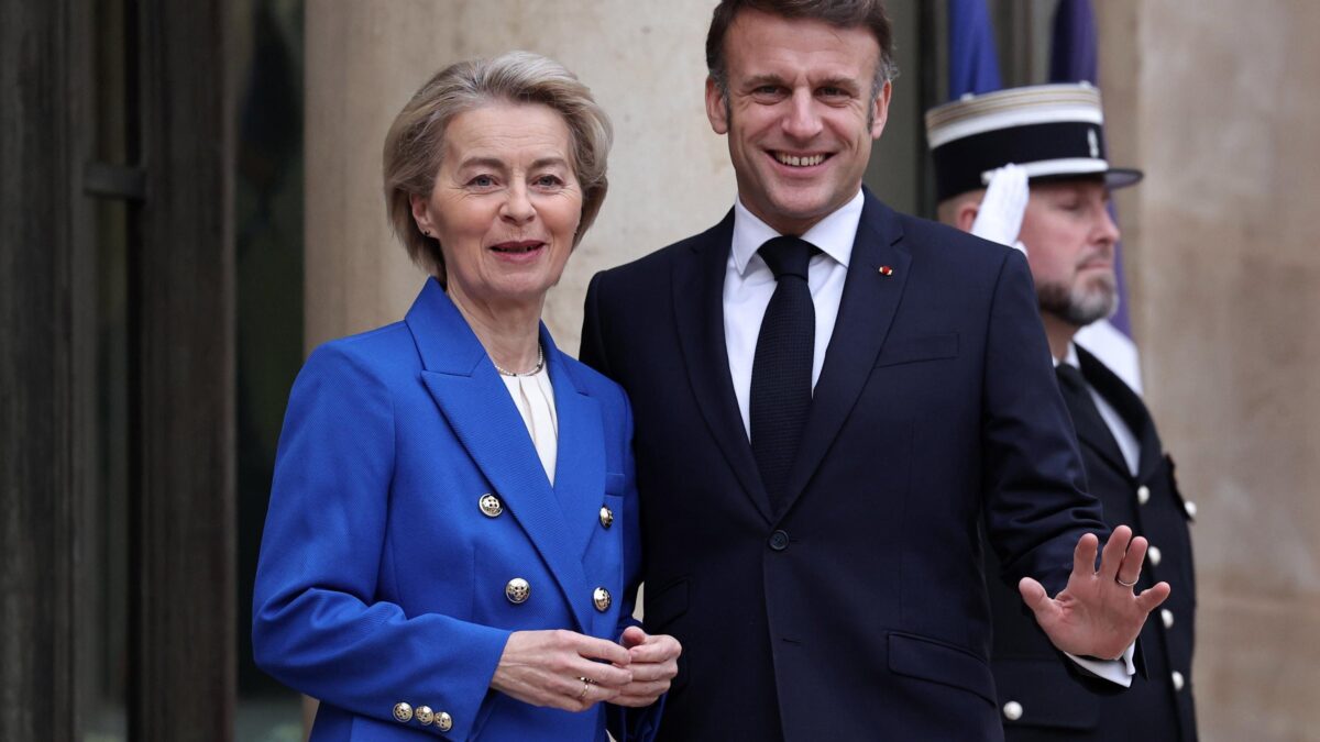 Macron svela l’ultimo bluff di Ursula: il nuovo piano europeo è omeopatia